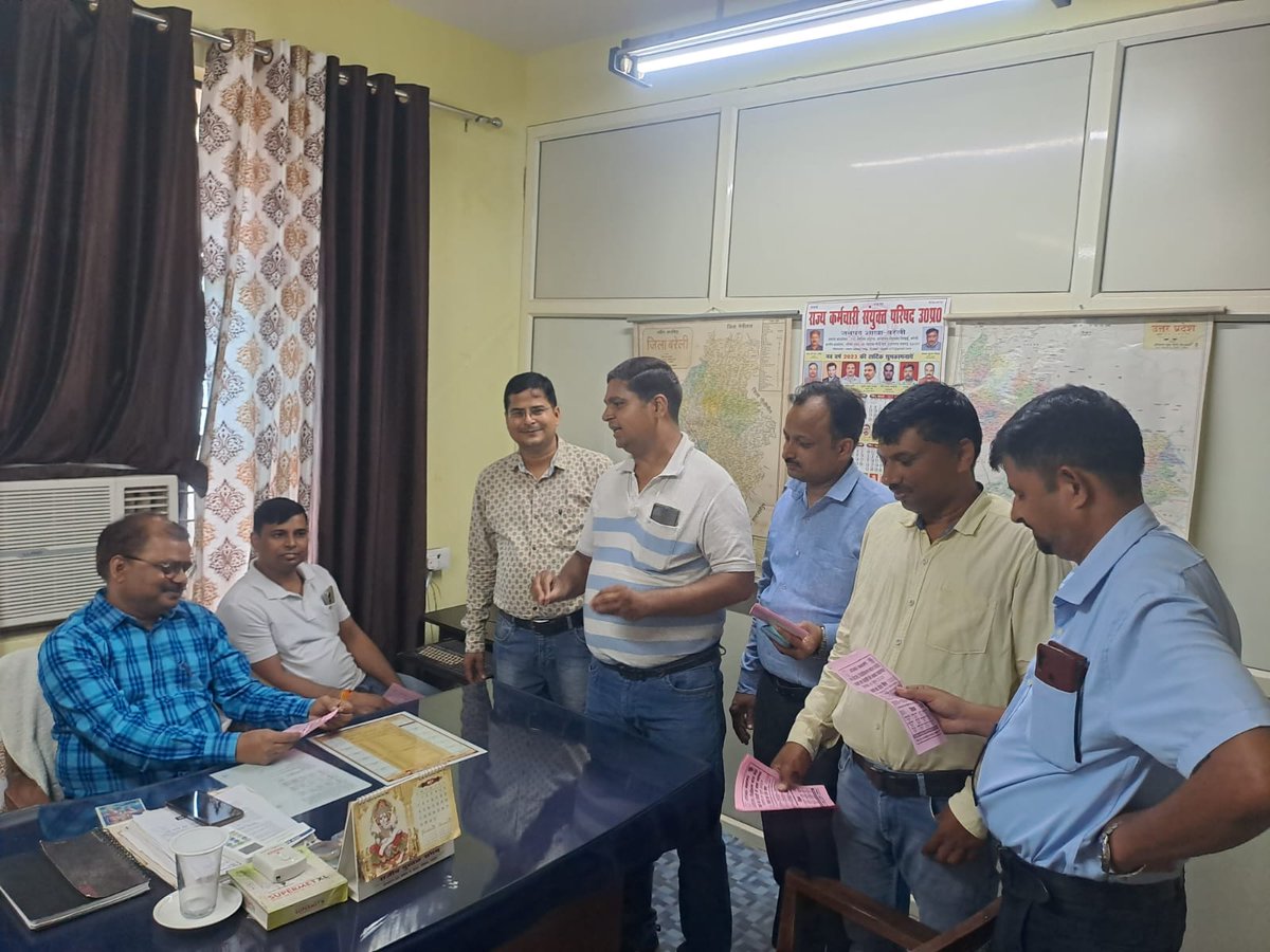 जिन वैज्ञानिकों ने हमें चांद पर पहुंचाया 2004 के बाद उनकी भी पेंशन खा गए कम से कम उनको तो OPS दे देते।

#OPSisOurRight
#NoPensionNoVote 

<a href="/rashtrapatibhvn/">President of India</a> <a href="/narendramodi/">Narendra Modi</a> <a href="/RahulGandhi/">Rahul Gandhi</a> <a href="/yadavakhilesh/">Akhilesh Yadav</a> <a href="/priyankagandhi/">Priyanka Gandhi Vadra</a> <a href="/ANI/">ANI</a> <a href="/BBCHindi/">BBC News Hindi</a> <a href="/PTI_News/">Press Trust of India</a>
<a href="/vijaykbandhu/">Vijay Kumar Bandhu</a> <a href="/Sthitaprajna_G/">sthita prajna</a>