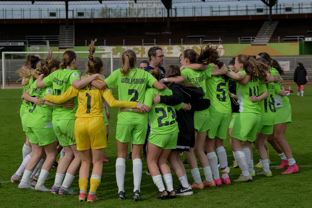 VfLWolfsburgeV's tweet photo. Heimsieg gegen die Tabellenführerinnen!
Greta Müller schießt unsere U17-Mädels zum 1:0 Erfolg über die SpVg Aurich 💚🤍 https://t.co/Ev53j0tlua