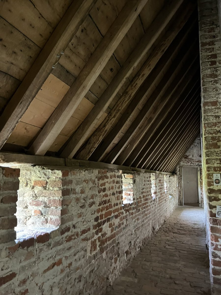 sneuperdokkum's tweet photo. Met unieke overdekte weergangen, een spectaculaire presentatie over de verdwenen toren en een fraaie rondgang met de ‘pratende’ lantaarn. https://t.co/IvcwA1fL5g
