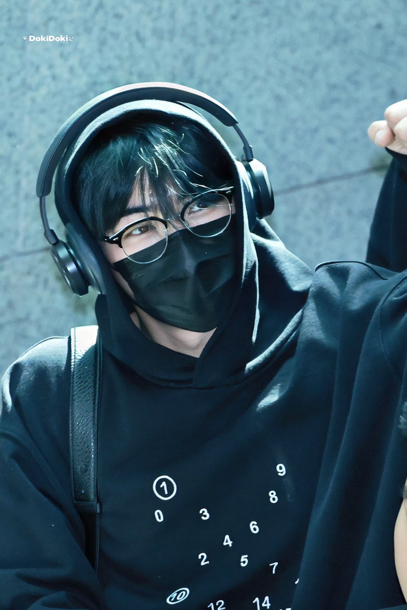 DokiDoki_0110's tweet photo. 240414 ICN 입국 HQ

#박건욱 #PARKGUNWOOK #パクゴヌク #朴乾煜 #제베원 #제로베이스원 #ZEROBASEONE #ZB1 https://t.co/Wg0Rj2flKG