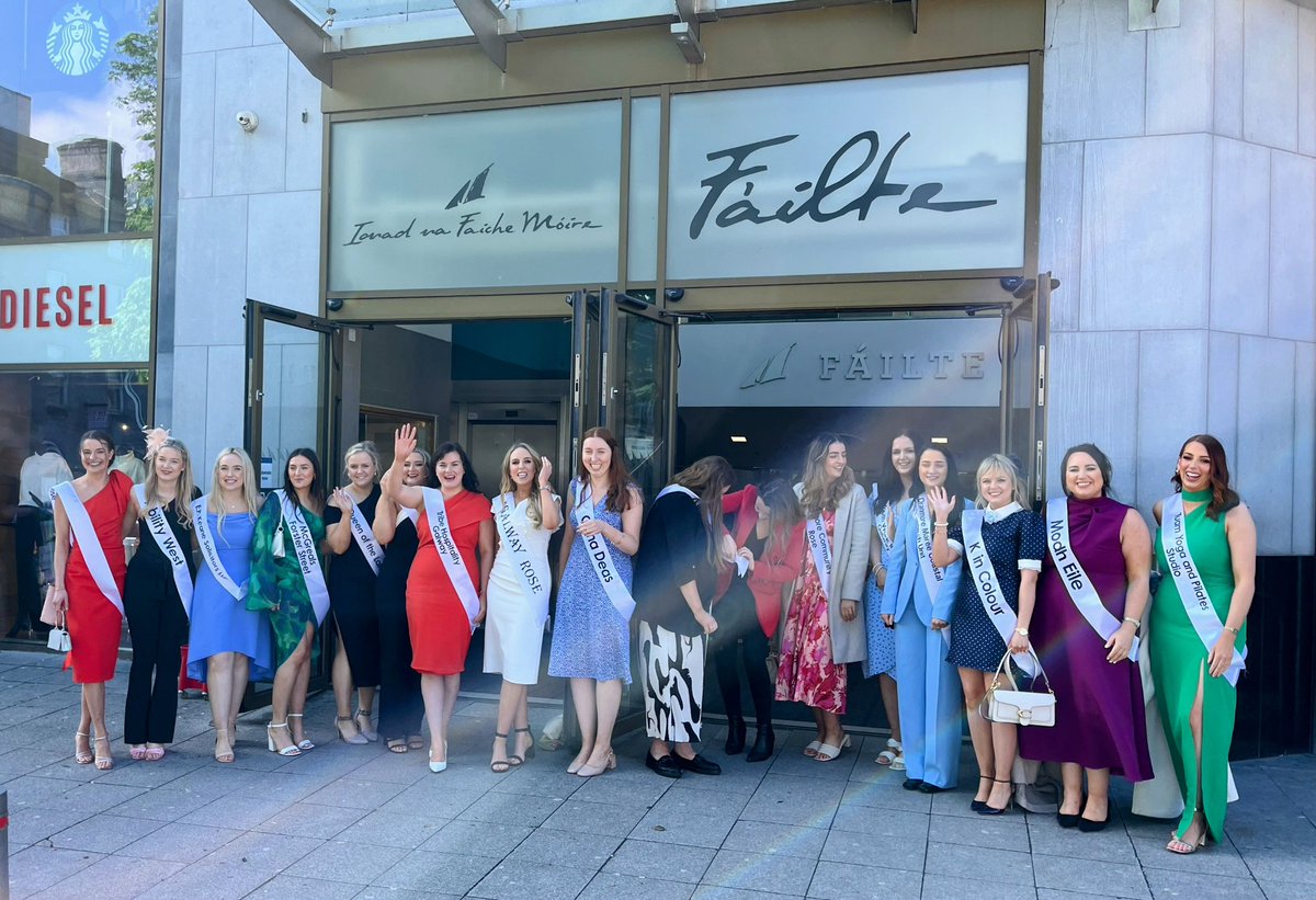 The Galway Roses paid a visit to the Eyre Square Shopping Centre yesterday and brought a most welcome vibrant splash of colour on a rare sunny day to #Galway Thank you ladies and best of luck in Tralee to whomever of you represents us as the #Galwayrose @GalwayRose_