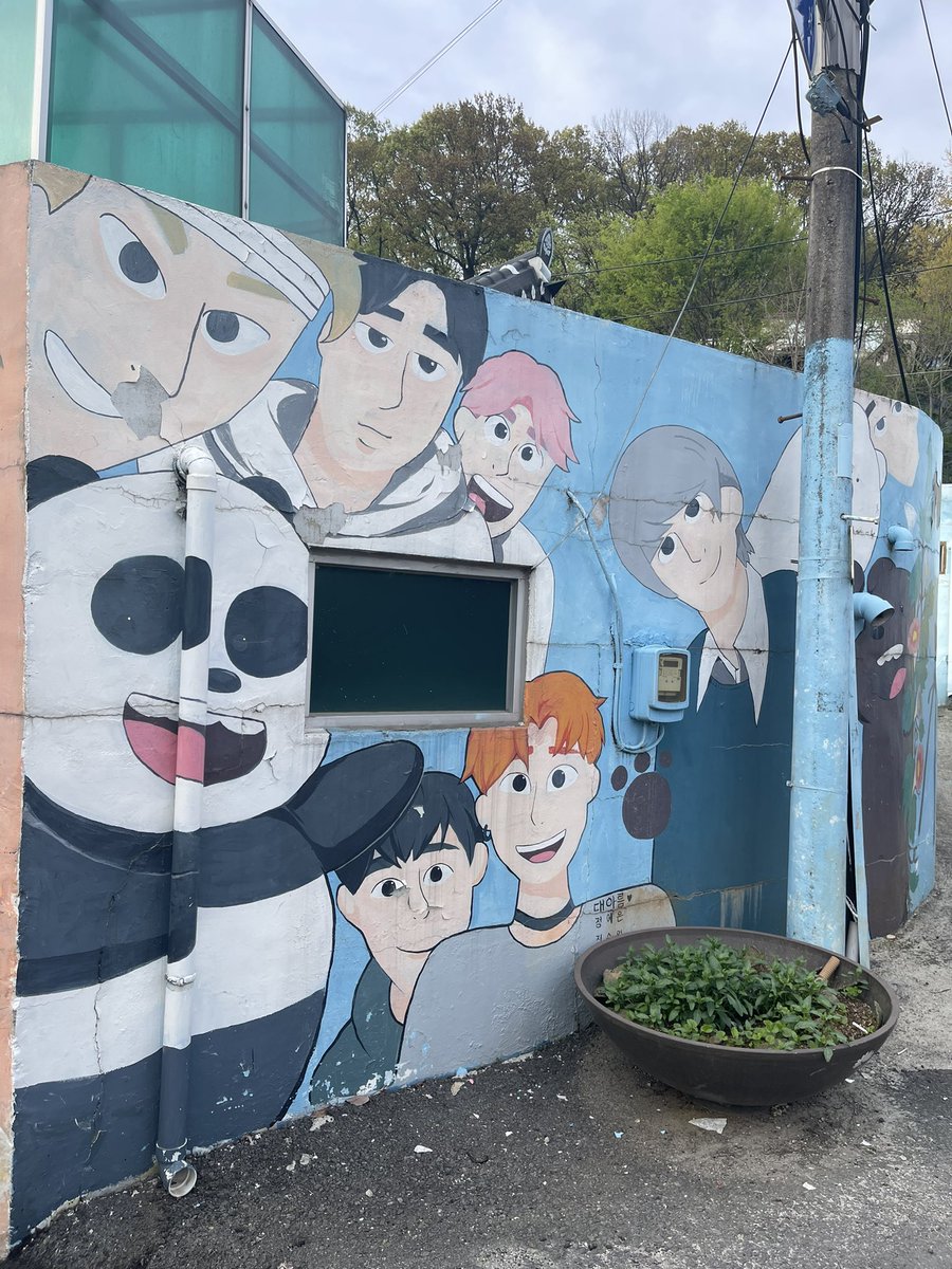 GUYS NOT ME SEEING THIS ON A WALL 😭😭😭 it’s the WE BARE BEARS WITH MX EPISODE 😭😭❤️❤️