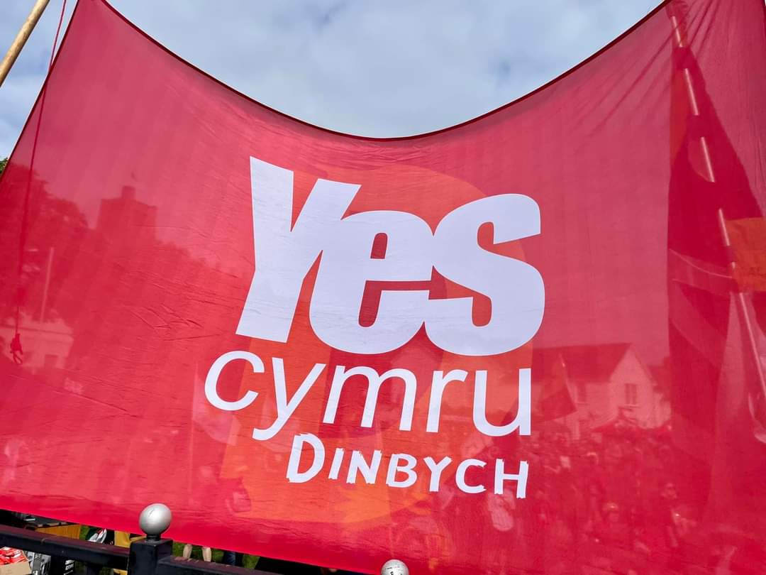 Mynydd y Gaer, #Llannefydd eiddo Stad y Goron 😡 a run geiniog o'r ystâd yn dod i Gymru.
 
Tyrd i ddangos cefnogaeth bore ma (Sul) 10am, ger Neuadd Gymunedol Llannefydd a cherdded y bryn.

"BANERI AR Y BRYNIAU" 

10am for a walk to Mynydd y Gaer, to show support for independence