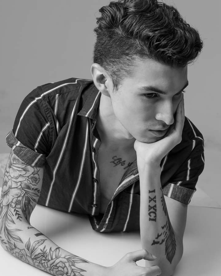 revistaSandro's tweet photo. 🖤IN BLACK | Revista SANDRO 🖤

Modelo: Gabriel Molano  
Fotógrafos: @ fidelchung @ joseveiraphoto AH The Photography 
.
.
#photographer  #modelo #portrait #modahombre #hombres #man #photo #fashion #male #Portrait  @acareimon https://t.co/dC1U8XFadH https://t.co/sDbn3bTSpg