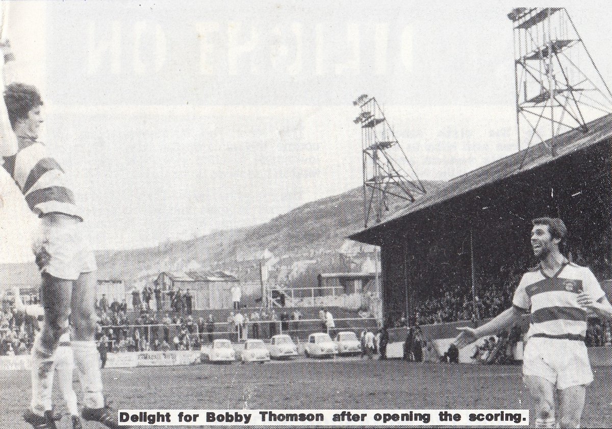14th Apr 1979 Bobby Thomson celebrates putting @Morton_FC 1-0 up at home to @HibernianFC. The match ended 2-2, with a Ritchie penalty sandwiched between two Callaghan goals. The clubs met again 4 days later. Note the Invacars at Sinclair Street. @Chrismcnulty75 @1874_ton