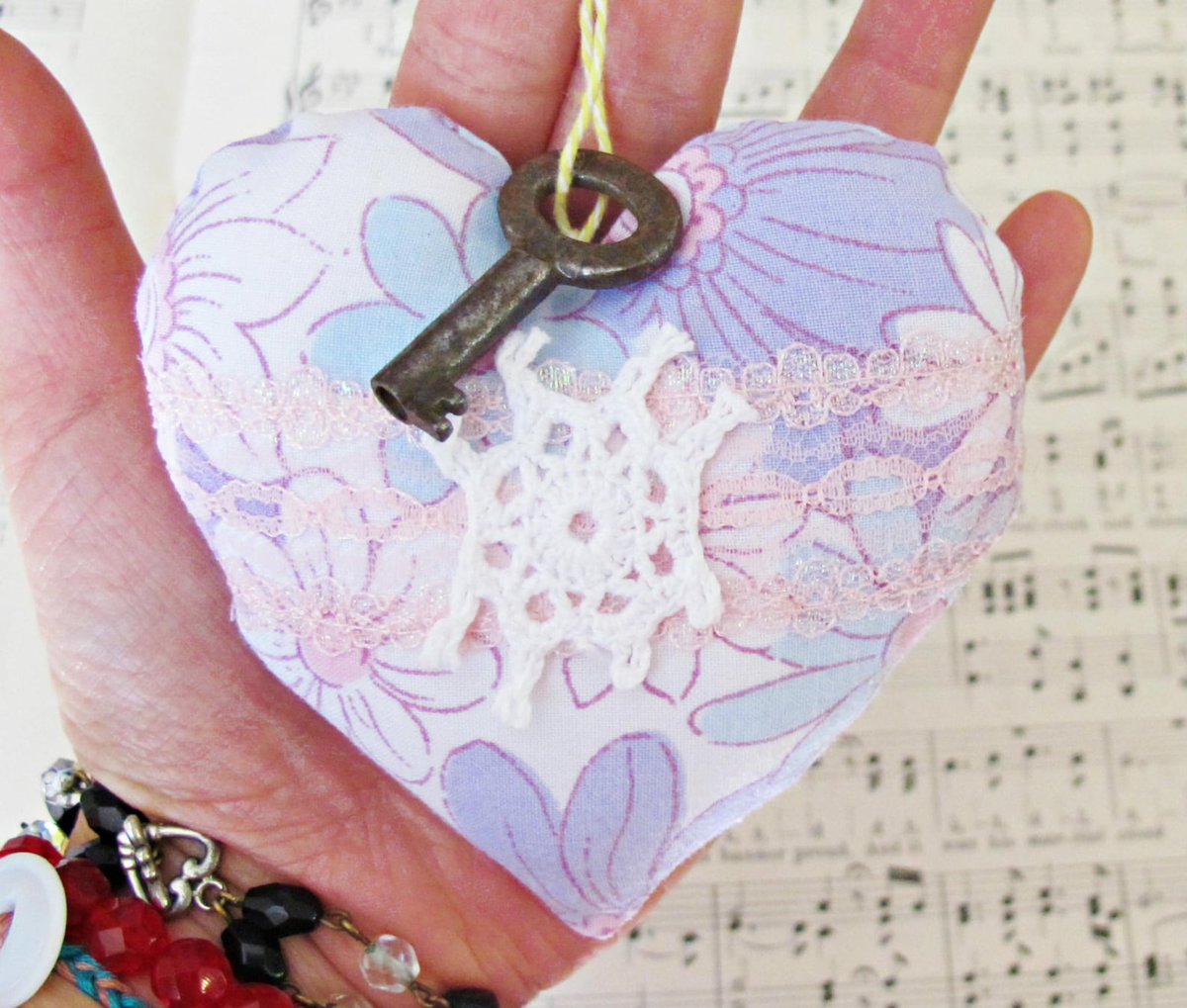 dspdavey's tweet image. Say "I love you" to your nearest and dearest ANY time of the year with our heartfelt and handmade gifts.
Shop here: domumvindemia.etsy.com/listing/178289…

#heartshape #bohodecor #bohemianstyle #giftsforher #mothersdaygiftideas #homedecor #vintagestyle 
facebook.com/DomumVindemia