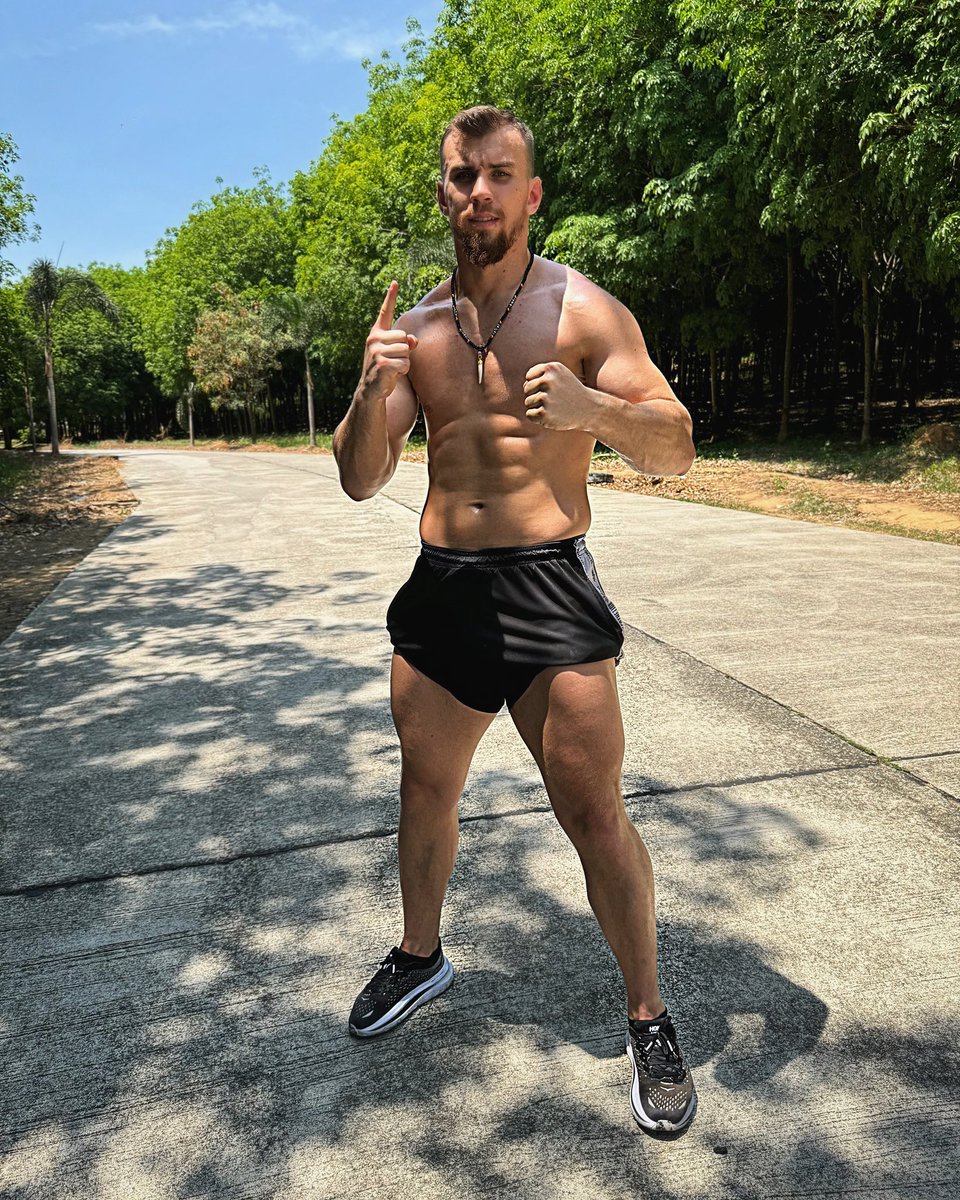 StefanLatescu's tweet photo. King of the jungle🌍👑🔝🇹🇭 
40 de grade! #GoldenBoy #thailanda #strong #training https://t.co/OXrJrCwmyV