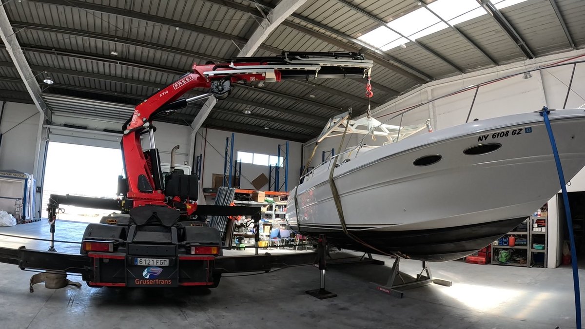 Grusertrans's tweet photo. #transporteespecial con #barco #descargando con #grúas #camion #transportesnauticos #embarcaciones #maquinas #tanquetas #Grusertrans #Tenerife #Canarias https://t.co/EFFdodQnYD