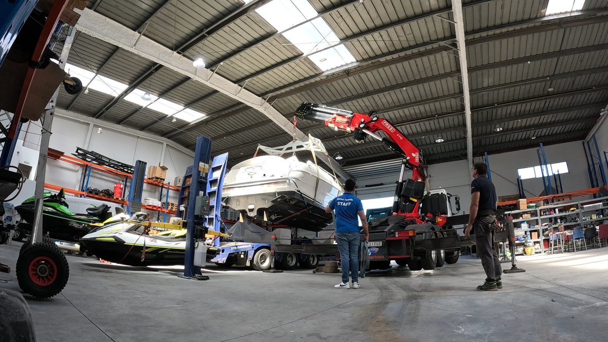 Grusertrans's tweet photo. #transporteespecial con #barco #descargando con #grúas #camion #transportesnauticos #embarcaciones #maquinas #tanquetas #Grusertrans #Tenerife #Canarias https://t.co/EFFdodQnYD