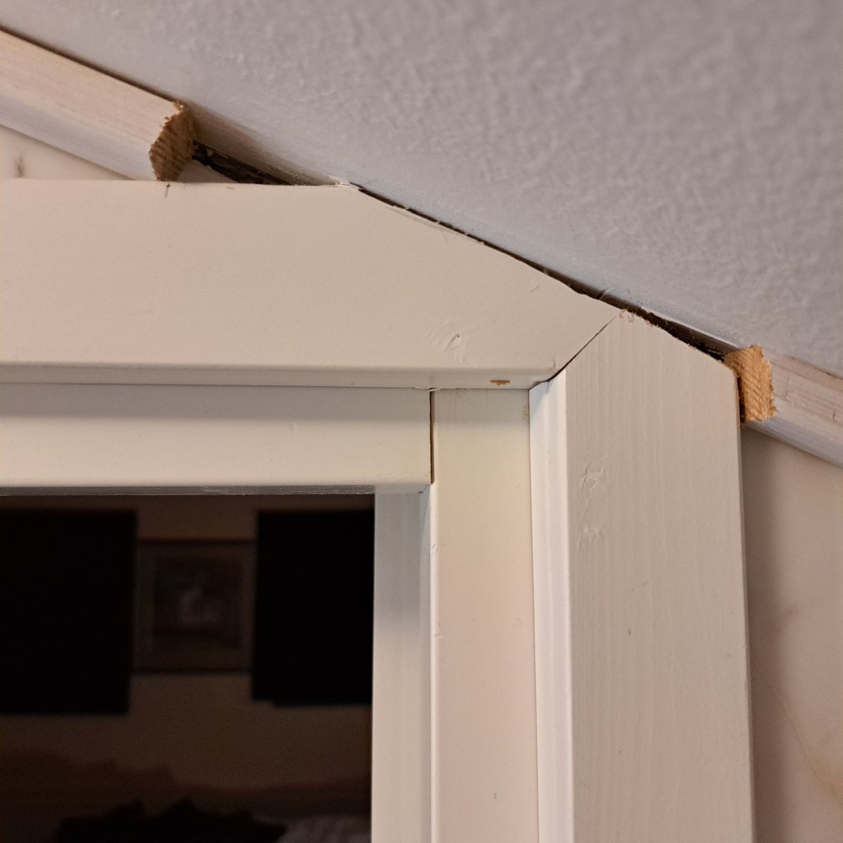 Työreissulla maakunnassa. Oikein kiva hotelli, mutta itse olisin nysvännyt listat vähän siistimmin. Oli kuitenkin oikein Superior-huone 😉