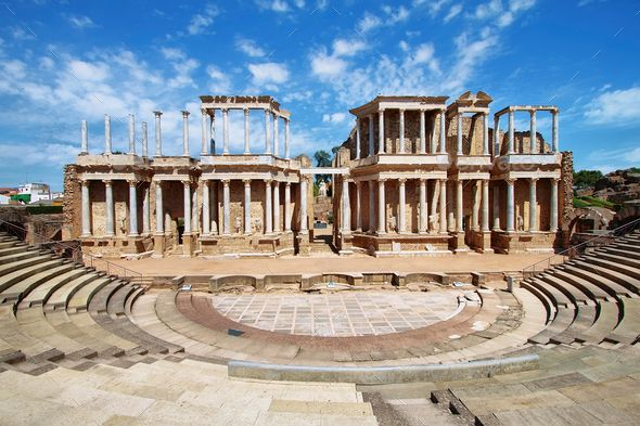 Al contemplar el bello teatro romano de Mérida viajamos a la Edad de Oro.