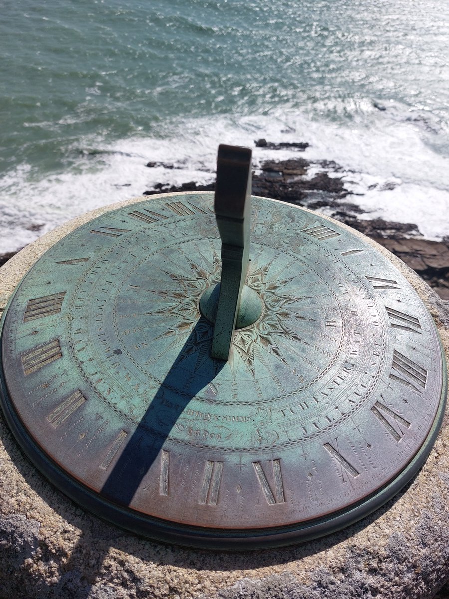 On the battlements of St Michael's Mount castle looking out to English Channel is this elegant #SundialSunday. Made in 19th C by Troughton and Simms, it displays St Aubyn coat of arms, as well as times of GMT noon in cities of the world (eg Babylon+Madras) around circumference.