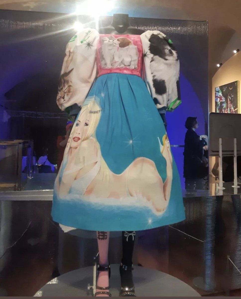 Does this dress make my bum look magnificent? 👍🏛️🍑 #MuseumBums This dress from Ashley Williams' AW21 collection features in @SomersetHouse's 'Cute' exhibition Thanks @DorisSkull for sharing 😁