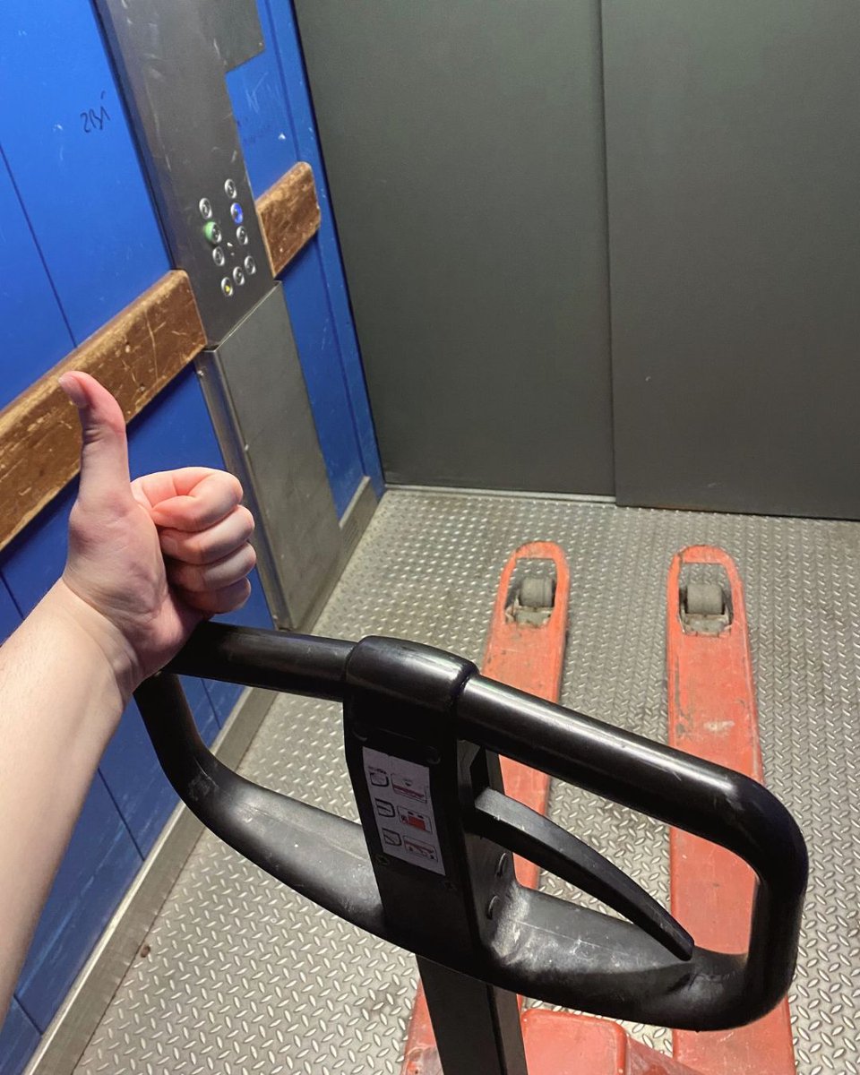 SousScelles's tweet photo. La logistique chez Sous Scellés, c’est une passion 👌 Parce que même si 3 de nos enquêtes sont fabriquées en usine depuis octobre, toutes nos autres enquêtes sont encore assemblées à la main, avec amour dans nos petit bureaux ❤️ https://t.co/TqjvNTPdw4