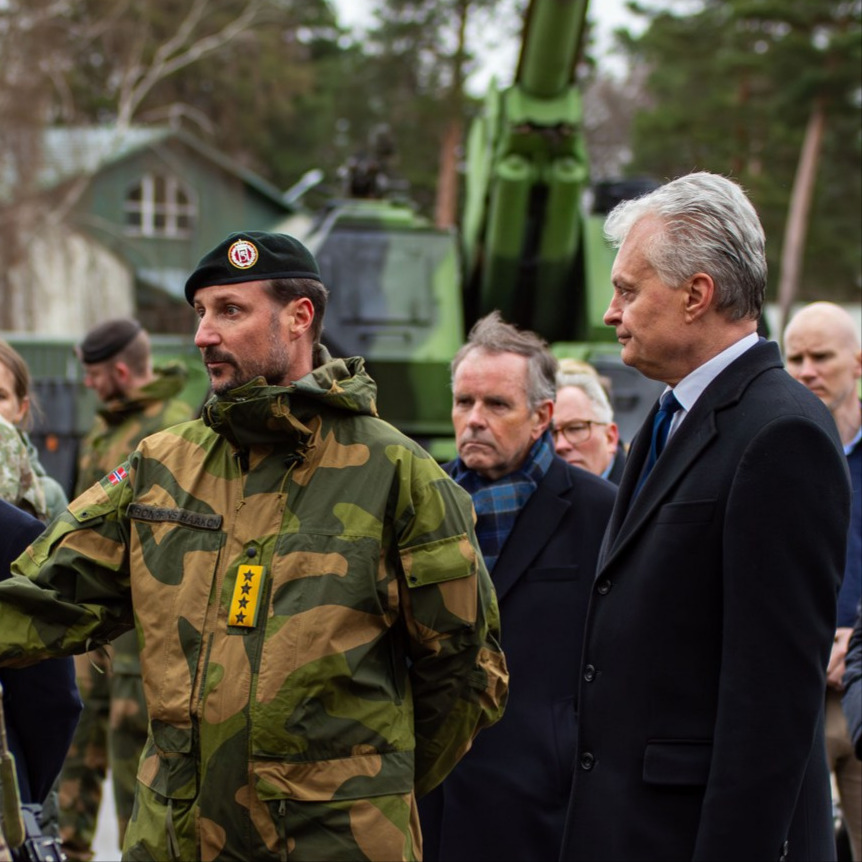 #PicOfTheWeek - 🇧🇻 Crown Prince Haakon of Norway & 🇱🇹 President Gitanas Nausėda met 🇧🇪🇭🇷🇨🇿🇩🇪🇱🇺🇳🇱🇳🇴🇭🇷 #troops of the #eFP Battlegroup 🇱🇹. #NATO #StrongerTogether! 📸 @efp_lithuania _ @Lithuanian_MoD @Forsvaret_no