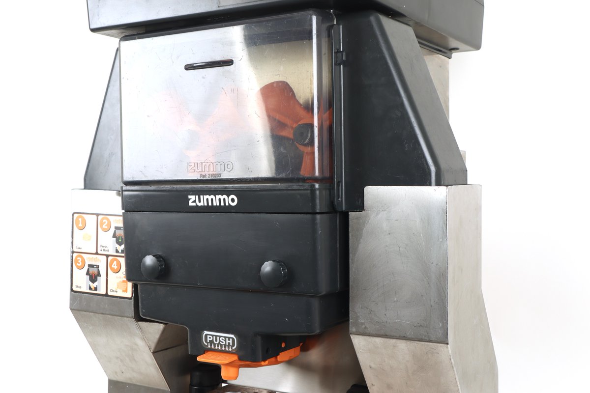 Squeeze in a saving🍊 Viewing on these ZUMMO Z40 nature orange juice machines is available tomorrow, Monday 13th - 8:30am-12:30am. Bidding LIVE👉 tinyurl.com/y6nvzas8