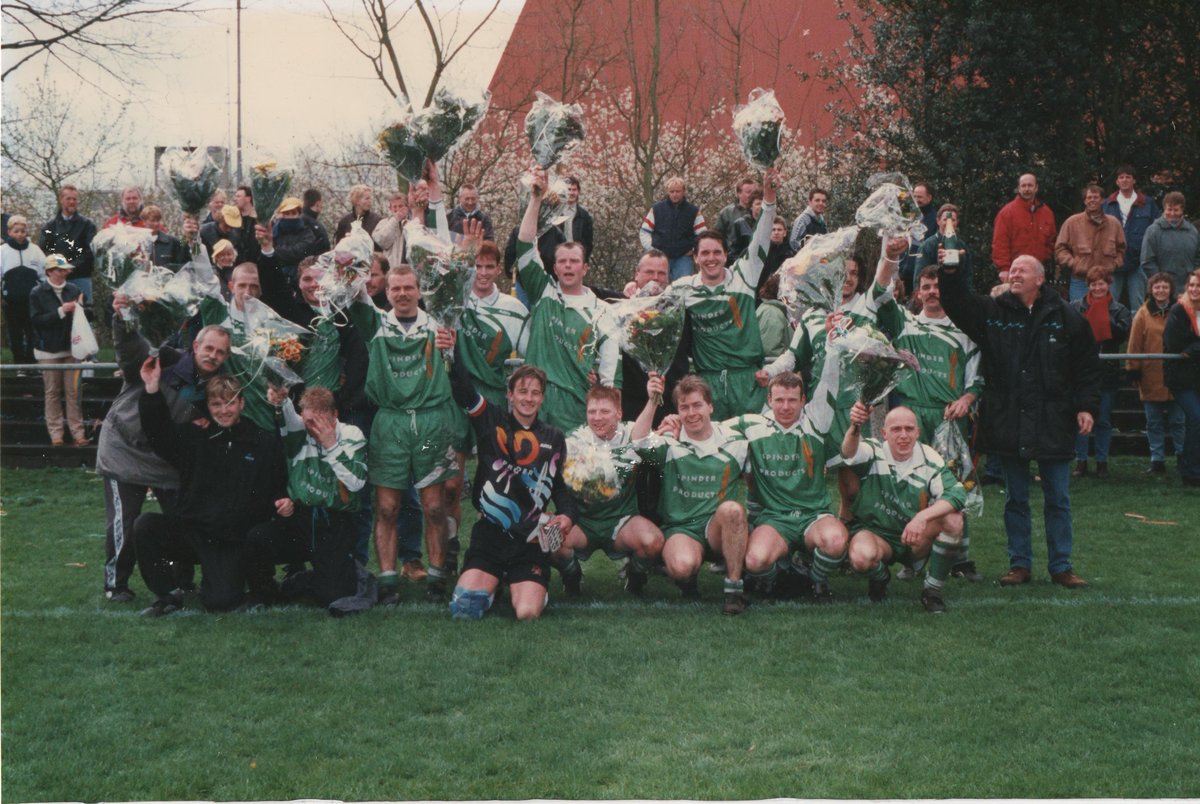 Wieb Veenstra was 40 jaar lang een gevierd man in Noordoost-Friesland. Als speler van Dokkum beleefde hij gloriejaren, als trainer van clubs als Zwaagwesteinde en Harkema-Opeinde werd hij op handen gedragen. Lees zijn turbulente levensverhaal op opfriesevelden.nl of op FB.