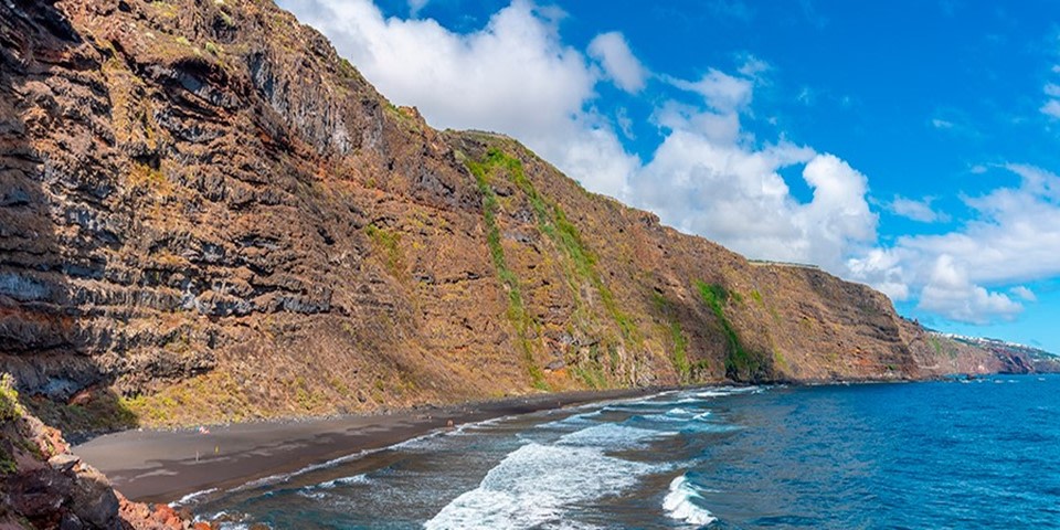 Les paysages variés de #LaPalma 💚 ne laissent personne indifférent. Par ailleurs, son patrimoine artistique, historique et culturel est particulièrement intéressant, tout comme ses traditions. 😍 tinyurl.com/mr3amb5r 👈 #VisitSpain #SpainCoast #CanaryIslands @visitalapalma