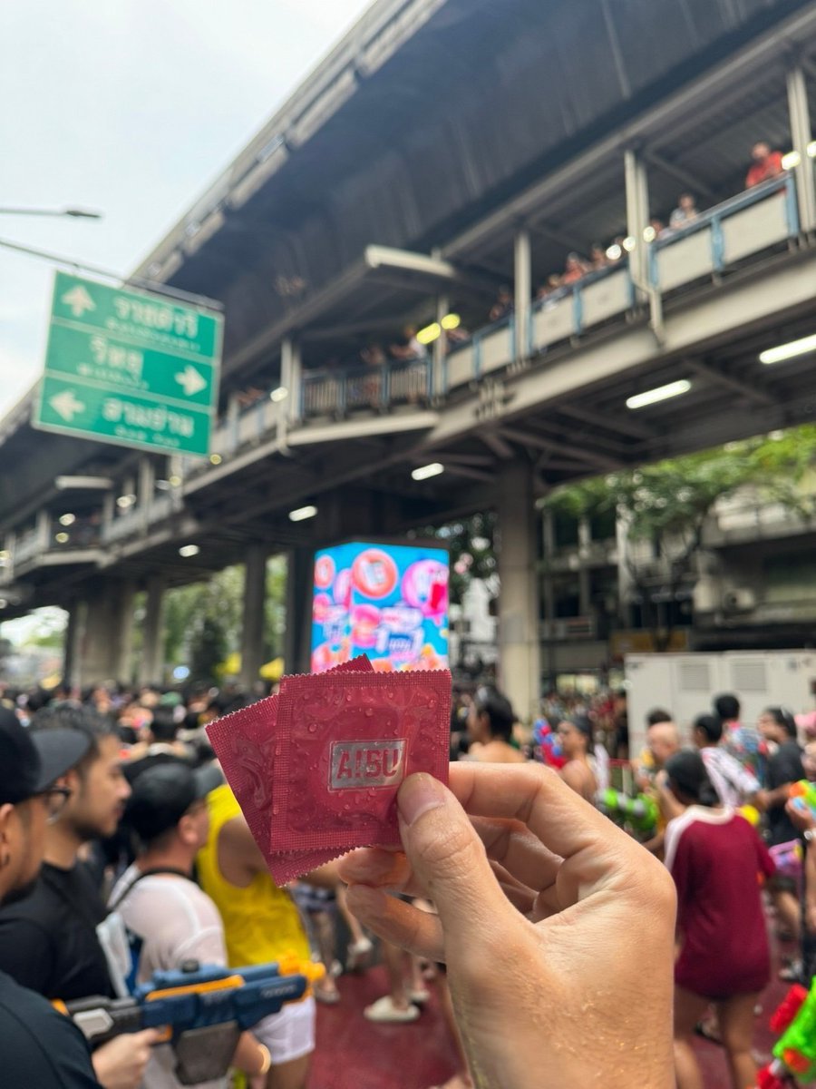 ShunJou's tweet photo. สงกรานต์สีลมเค้ามีแจกถุงด้วย มันเริ่ด แต่ถามว่าจะได้ใช้มั้ย ไม่รู้ เอามาพกไว้ก่อน หรือใครได้ไปแล้วอยากหาคนใช้ด้วย มาชวนได้เลยนะ 5555 

 แตกนอกอุ่นใจ แตกในต้องใส่ถุงนะ

@aibu_condom
#สงกรานต์2567 #สีลม
#Songkran #thailand https://t.co/TrogRtsWip
