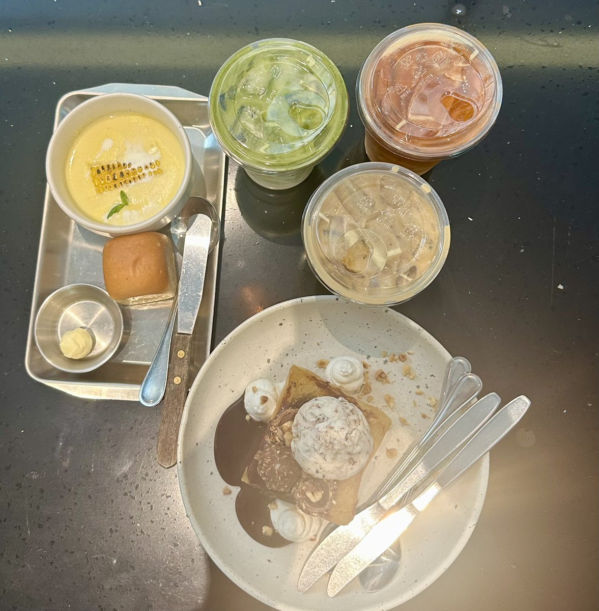 pilgrim_base's tweet photo. หนีร้อนมาคาเฟ่ เติมคาเฟอีนพร้อมขนมหวานอร่อยๆ สำหรับวันดีๆ สดชื่นอย่างบอกไม่ถูกเลย… 😊😊🥤🥤🍰🍰 #คาเฟ่สัตหีบ #fridayeveryday https://t.co/OL6zb13wrQ