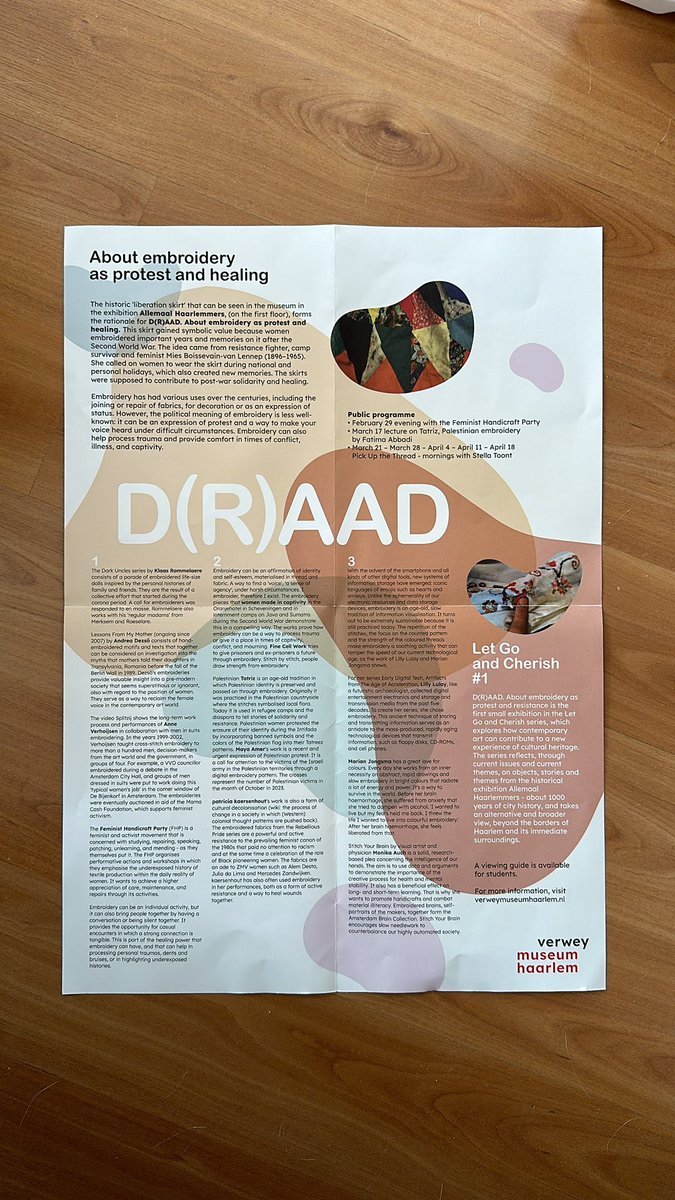 VentjeJoris's tweet photo. Deze poppen staan ook op de folder: het is een evenwichtige tentoonstelling met handwerk van vroeger tot nu: van allerlei landen/culturen/religies. Zo zijn er prachtige werk(jes) te zien bijvoorbeeld uit de gevangenis #Schevingen waar vrouwen onder de 👃van bewakers in WO2 https://t.co/Ky4DW0CXzU