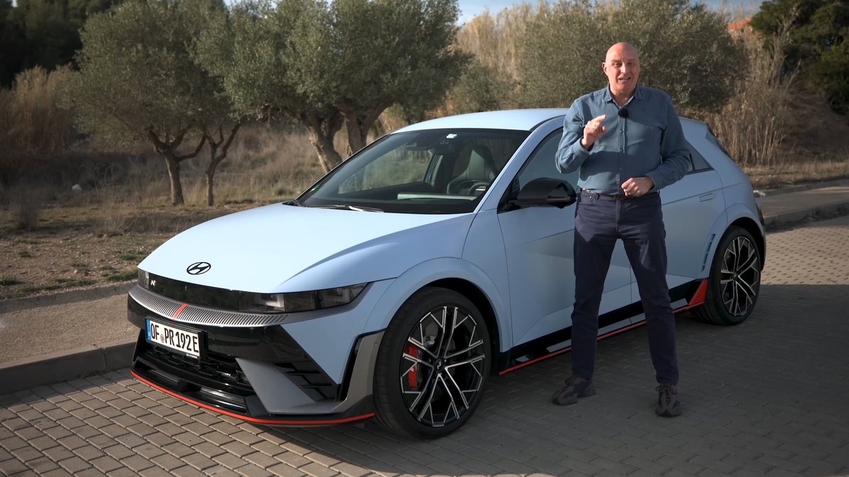 puntalproduc's tweet photo. Llegó el momento de ver a @FerGomezBlanco al volante del "Mejor coche deportivo del año en el mundo 2024🏁", según los @WorldCarAwards 🏆, el @HyundaiEsp Ioniq 5 N 🥇. ¡Un SUV eléctrico ⚡️de altas prestaciones de 650 CV 🚀!

@CCubicos @antena3com @DeSdelarocha #CCubicos352 https://t.co/mHCvm74ouF