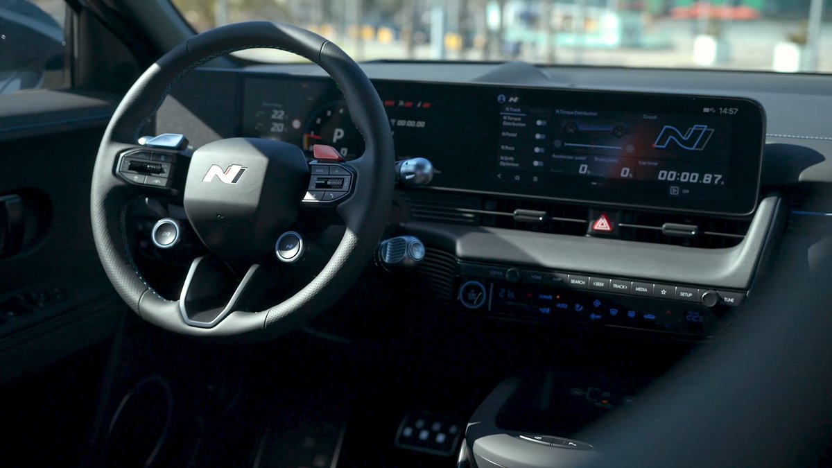 puntalproduc's tweet photo. Llegó el momento de ver a @FerGomezBlanco al volante del "Mejor coche deportivo del año en el mundo 2024🏁", según los @WorldCarAwards 🏆, el @HyundaiEsp Ioniq 5 N 🥇. ¡Un SUV eléctrico ⚡️de altas prestaciones de 650 CV 🚀!

@CCubicos @antena3com @DeSdelarocha #CCubicos352 https://t.co/mHCvm74ouF