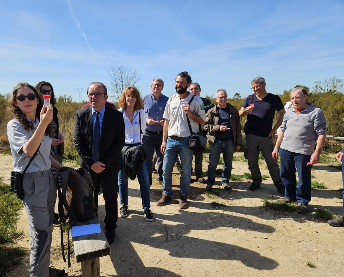 Prefet86's tweet photo. #biodiversité | Le sous-préfet de #Châtellerault s'est rendu à la réserve naturelle nationale du #Pinail à l'occasion de :
✂️ la fin des travaux de rénovation du kiosque
🌍 la publication du nouveau carnet de découverte
🐸 le lancement de nouvelles animations
💰 des projets soutenus par l’État
👉 https://t.co/d7CgL3qezk