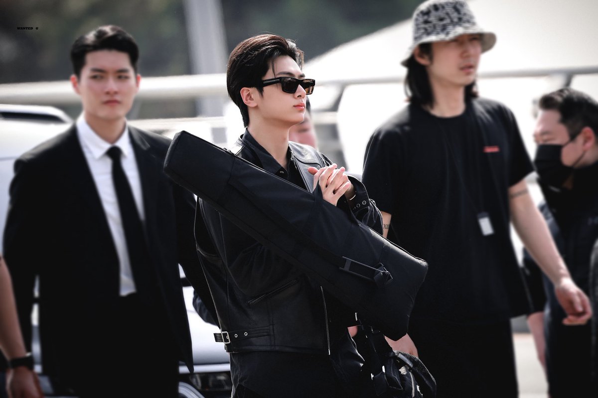 nkjehunsofine's tweet photo. 6 days til JAY DAY!
Here's 6 photos of Jay that is really so precious to me.
1/
A simple airport photo can be this "gwapo". He's just carrying his guitar yet he's here serving looks.
JAY'S SPRINGTIME SNAPSHOTS
#JayPhotoFavorites
#Day6InBloomWithJay
#JAY #ENHYPEN_JAY #제이 #엔하이픈_제이 @ENHYPEN @ENHYPEN_members