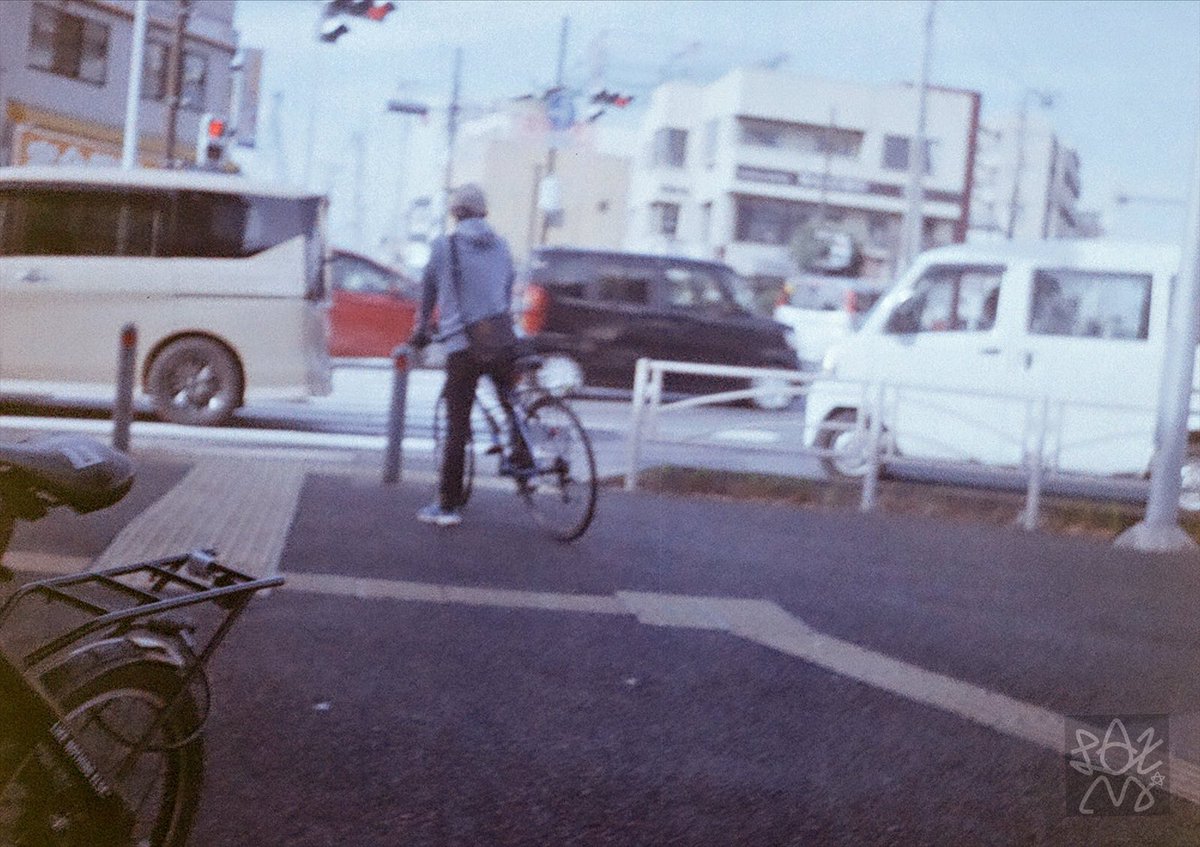 １日１輪
      〜信号待ち〜

AGFA PARAT-I / AGFA COLOR-APOTAR 30/2.8  1963W.Germany
Fuji業務用100 #期限切れフィルム
#撮り輪 #とりりん #自転車 #バイク #bicycle #二輪車 #Twowheeler
#film #filmphotography #filmcamera #チャンプカメラ #フィルム写真 #フィルムカメラ