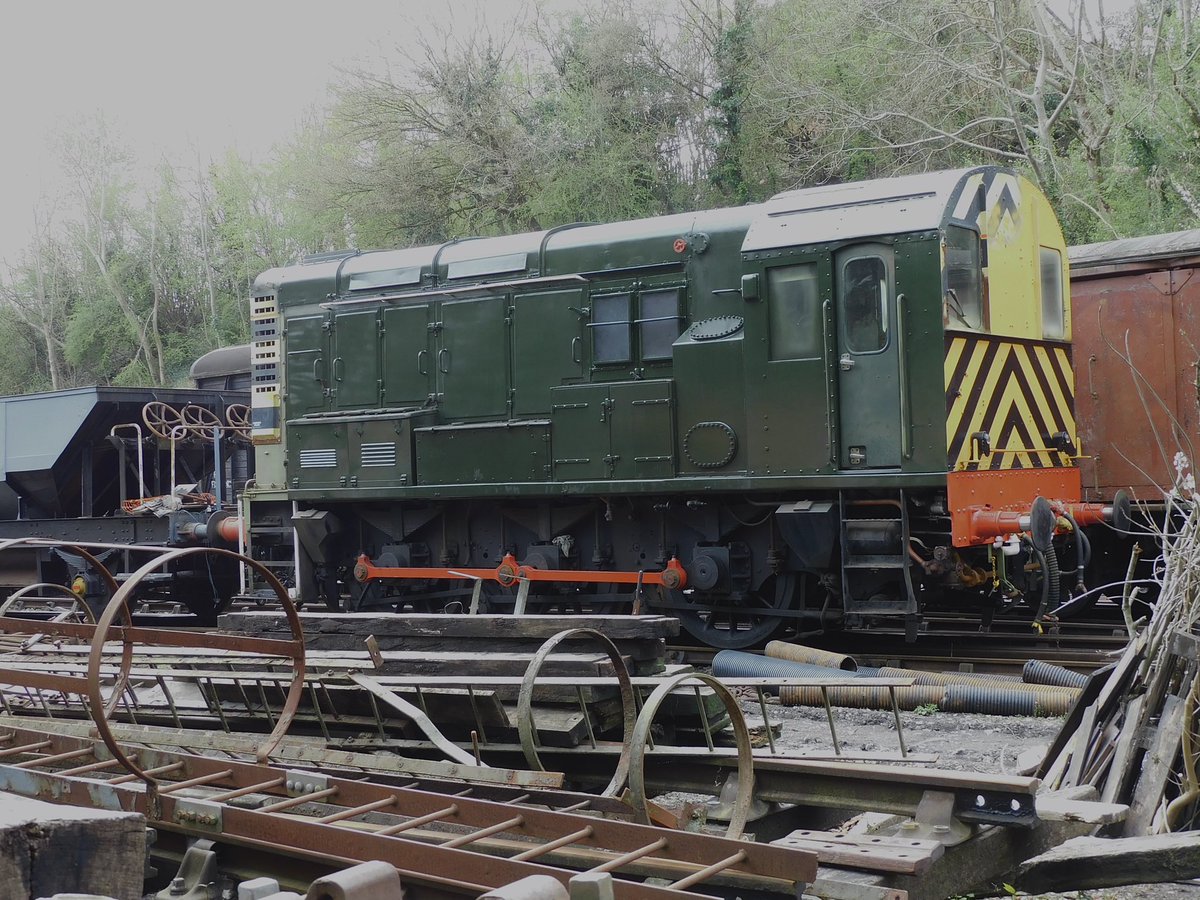 #ShunterSunday from @AVRBitton with an as yet unidentified 08 (or maybe 09) in the yard alongside a variety of wagons.