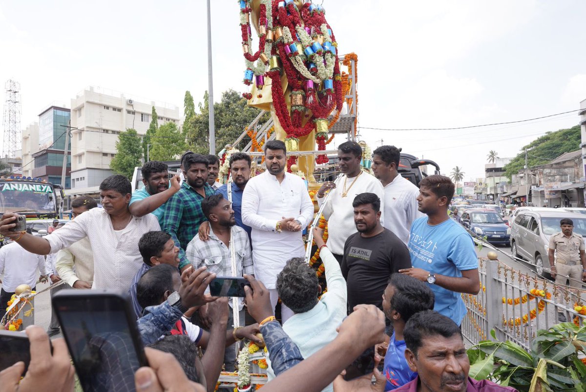 ಸಂವಿಧಾನ ಶಿಲ್ಪಿ, ಭಾರತ ರತ್ನ ಡಾ|| ಬಿ. ಆರ್. ಅಂಬೇಡ್ಕರ್ ಅವರ ಜಯಂತಿ ಅಂಗವಾಗಿ ಇಂದು ಹೊಳೆನರಸೀಪುರದ ಅಂಬೇಡ್ಕರ್ ಸರ್ಕಲ್'ನಲ್ಲಿರುವ ಡಾ|| ಬಿ. ಆರ್. ಅಂಬೇಡ್ಕರ್ ರವರ ಪತ್ರಿಮೆಗೆ ಮಾಲಾರ್ಪಣೆ ಮಾಡಿ ಬಾಬಾಸಾಹೇಬರಿಗೆ ಗೌರವ ಸಮರ್ಪಣೆ ಸಲ್ಲಿಸಿದೆ. ಅಂಬೇಡ್ಕರ್ ಅವರ ಆಶಾಭಾವನೆಗಳನ್ನು ನಾವೆಲ್ಲರೂ ಸೇರಿ ಎತ್ತಿಹಿಡಿಯೋಣ. ಜೈ ಭೀಮ್. #Ambedkar…