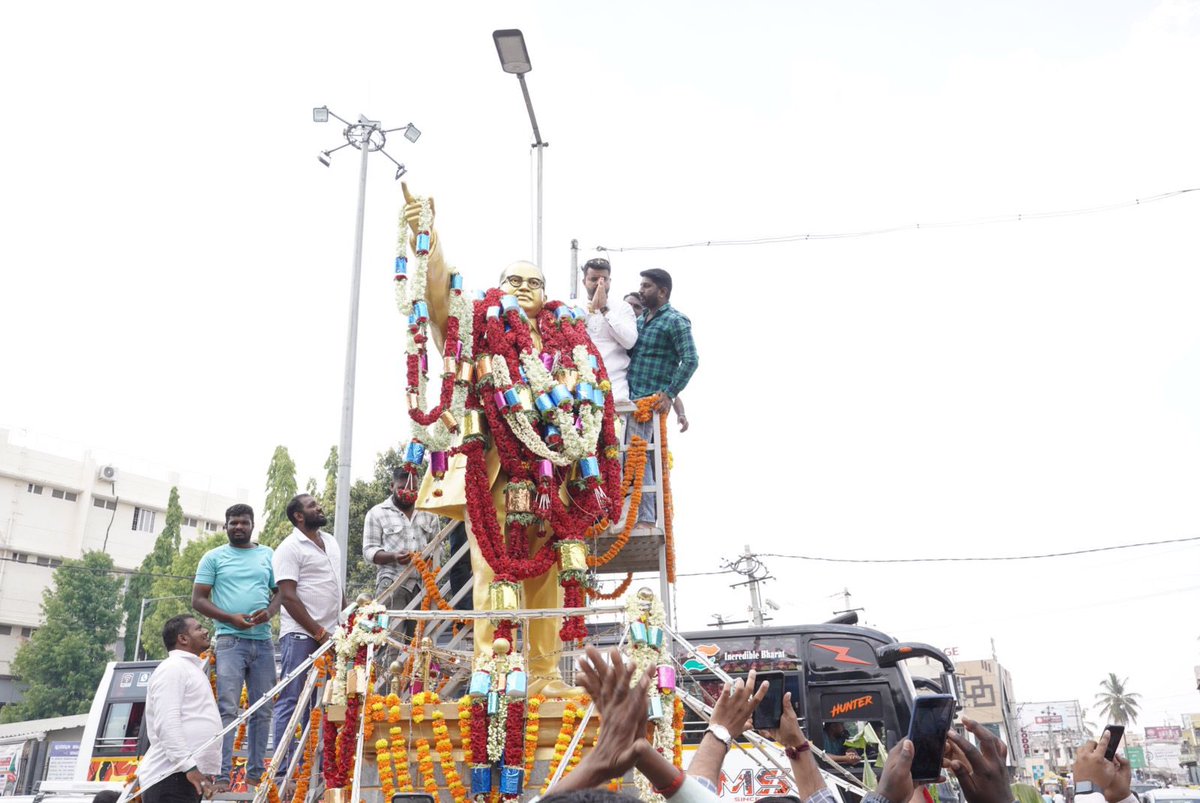 iPrajwalRevanna's tweet photo. ಸಂವಿಧಾನ ಶಿಲ್ಪಿ, ಭಾರತ ರತ್ನ ಡಾ|| ಬಿ. ಆರ್. ಅಂಬೇಡ್ಕರ್ ಅವರ ಜಯಂತಿ ಅಂಗವಾಗಿ ಇಂದು ಹೊಳೆನರಸೀಪುರದ ಅಂಬೇಡ್ಕರ್ ಸರ್ಕಲ್'ನಲ್ಲಿರುವ ಡಾ|| ಬಿ. ಆರ್. ಅಂಬೇಡ್ಕರ್ ರವರ ಪತ್ರಿಮೆಗೆ ಮಾಲಾರ್ಪಣೆ ಮಾಡಿ ಬಾಬಾಸಾಹೇಬರಿಗೆ ಗೌರವ ಸಮರ್ಪಣೆ ಸಲ್ಲಿಸಿದೆ.

ಅಂಬೇಡ್ಕರ್ ಅವರ ಆಶಾಭಾವನೆಗಳನ್ನು ನಾವೆಲ್ಲರೂ ಸೇರಿ ಎತ್ತಿಹಿಡಿಯೋಣ. ಜೈ ಭೀಮ್.
#Ambedkar #JaiBhim #Ambedkar_jaynti
