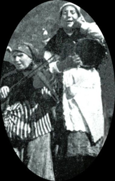 A violinista cega A Pachacha acompañada dunha pandeireteira.
📷 A. D. c. 1890.
A Pachacha de Mondoñedo percorreu cos seus cantares e romances de cego as romarías e festas de Galicia, León, Asturias e norte de Portugal durante a segunda metade do s. XIX.
✍️ África Domínguez