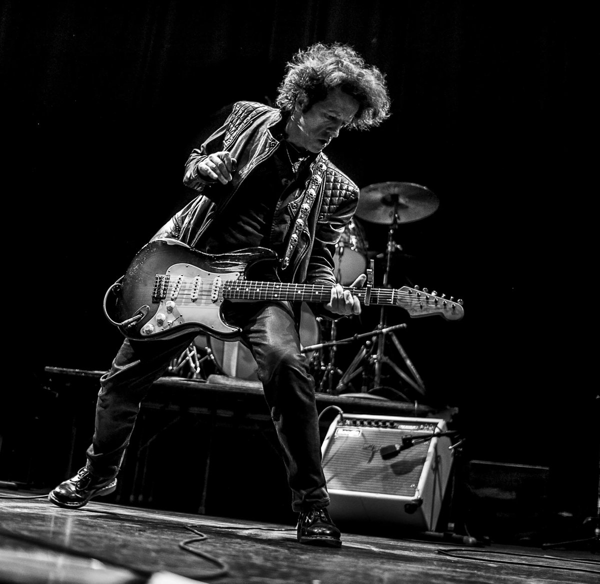 The #NewYorkTimes called #WillieNile “one of the most gifted #singersongwriters to emerge from the #NewYork scene in years.” @uncutmagazine called him “A one-man Clash.” He’s a real rock ‘n’ roller who, even into his 70s. #OnThisDay 2009 @willienile House of a Thousand Guitars
