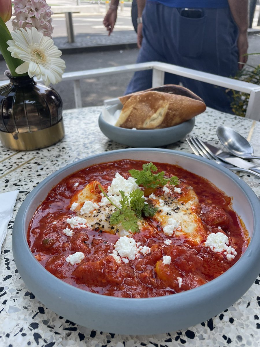 Twelve hours ago, I was making a last-minute run to am/pm for bottles of water. Now, I’m having brunch in a lovely Kikar Dizengoff. What a country.