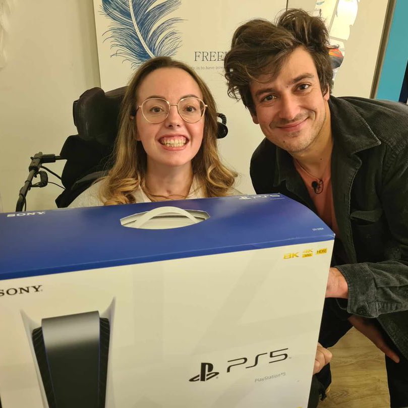 J’ai déjà le privilège de vivre des moments de ouf au quotidien en permettant à des humains incroyables de jouer au jeu vidéo. Mais alors imaginez quand en plus je peux offrir une PS5 😭😭😭 Merci @Jeromebenz et @GuillaumeDchp de @PlayStationFR de m’aider à réaliser des rêves !