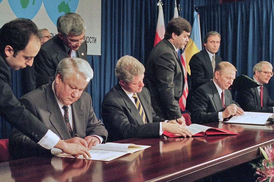 LevHavryliv's tweet photo. Ukrainians have learnt a bitter lesson.

Two signatories of the #Budapest #Memorandum are sending their jets to down drones and missiles heading for Israel but refuse to do the same against Russian drones and missiles devastating Ukraine. https://t.co/NAcu9alD1l