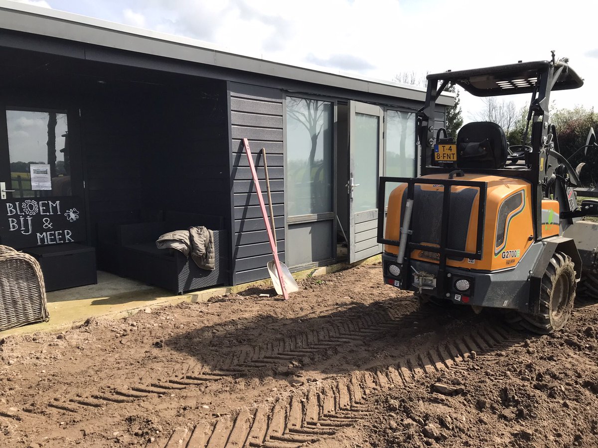 BijMeer's tweet photo. Er wordt ook vandaag weer hard gewerkt op de boerderij. Het #Rustpunt wordt klaar gemaakt voor het komende seizoen. Oh ja, verder is iedereen ook druk met het aanleggen van een wintervoorraad veevoer. #Rustpunt #Inkuilen #Sunday #Farmlife https://t.co/TYSrHl79Yz