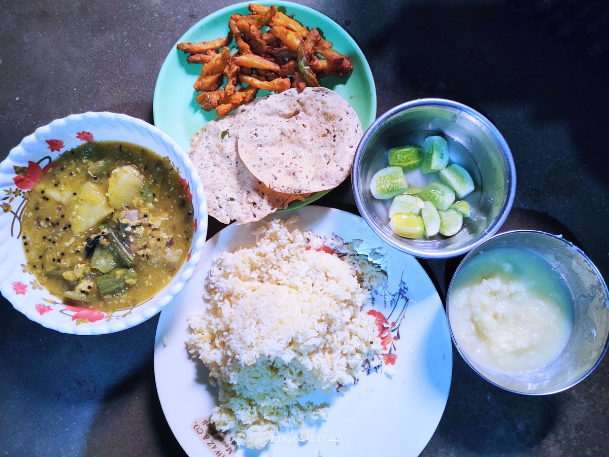 ମହା ବିଷୁବ ପଣା ସଂକ୍ରାନ୍ତି ରେ ମଧ୍ୟାହ୍ନ ଭୋଜନ ର ପ୍ରସ୍ତୁତି... 😊 ଖେଚୁଡ଼ି,ଡାଲମା, ପାମ୍ପଡ଼, ପୋଟଳ ଆଳୁ ଚିପ୍ସ, କାକୁଡି ଲେମ୍ବୁ ପାଣି ତା ସହିତ ମୋର ପ୍ରିୟ ପସନ୍ଦ ଆଳୁ ଚକଟା...