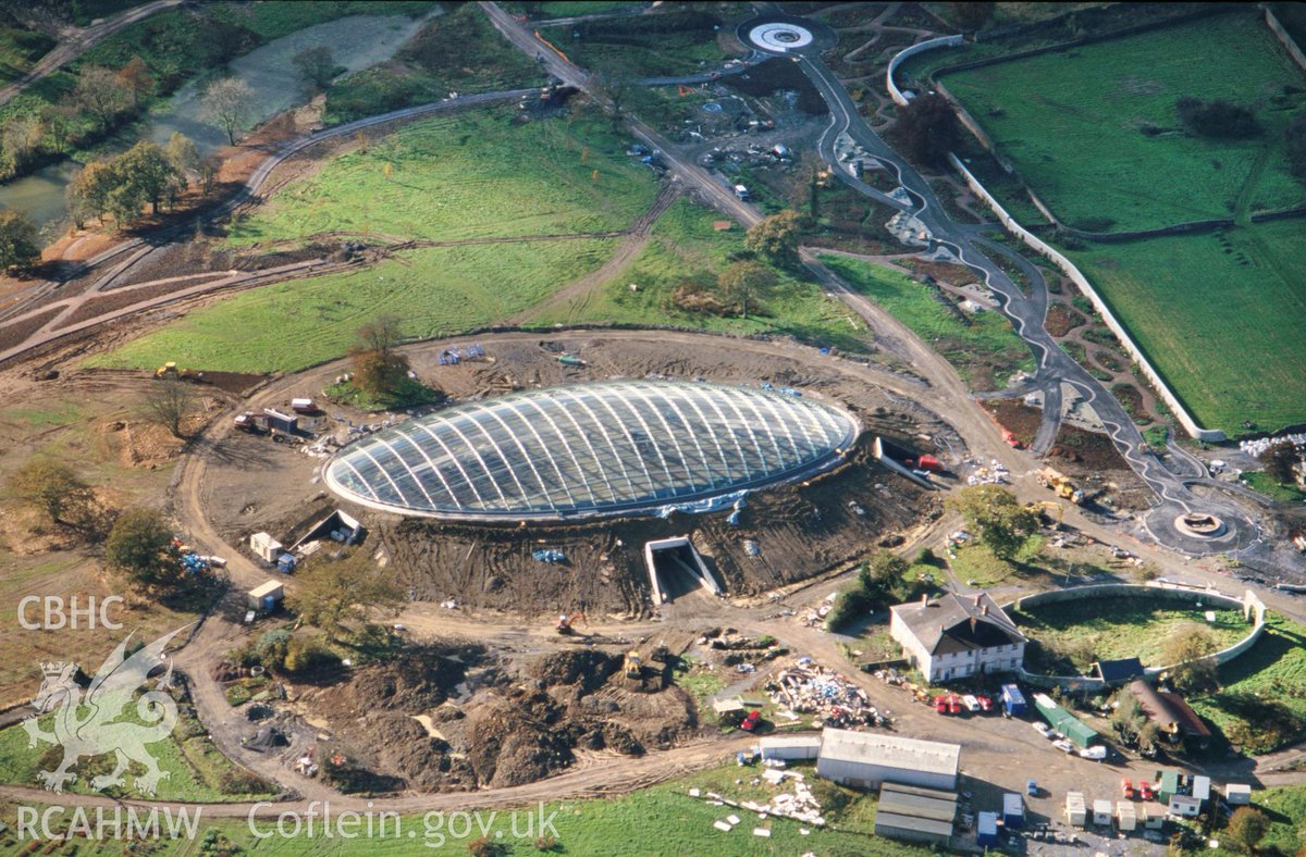 The Great Glasshouse at @walesbotanic  was designed by Foster and Partners. At 99m x 55m, it is the largest single-span glasshouse in the world. Constructed between 1995 and 2000.
📸Glasshouse under construction. @RC_Survey, 1998
zurl.co/Y7iW
#GardenMonth #GardenDay