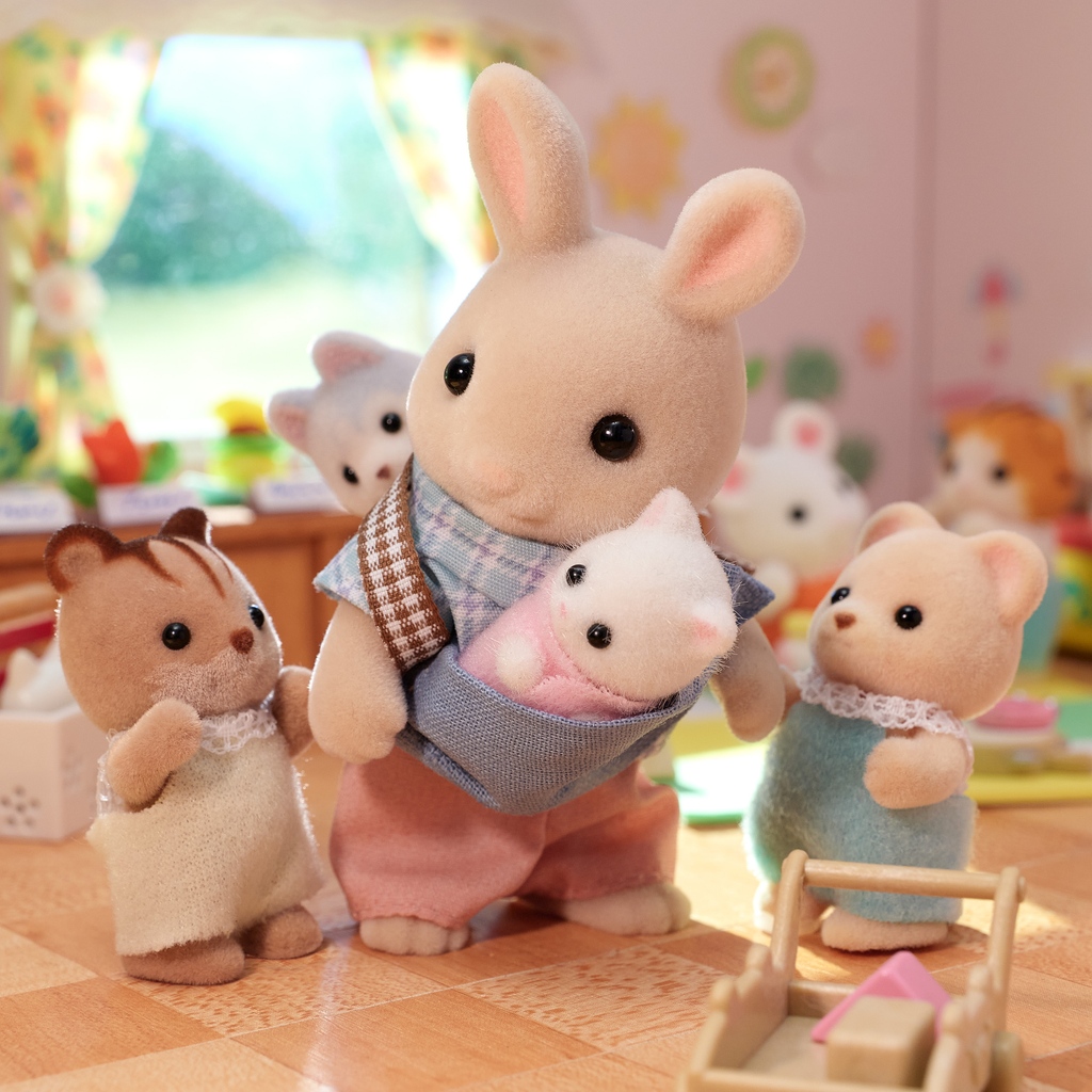 “Come here!” ➡ “No, come here!” ⬅ It looks like both Ambrose and Jason have something they want to show Alex. A sneaky someone is peeking out from behind him too! It’s busy work looking after all these babies! 🍼 #friends #sylvanianfamilies #sylvanianfamily #sylvanian