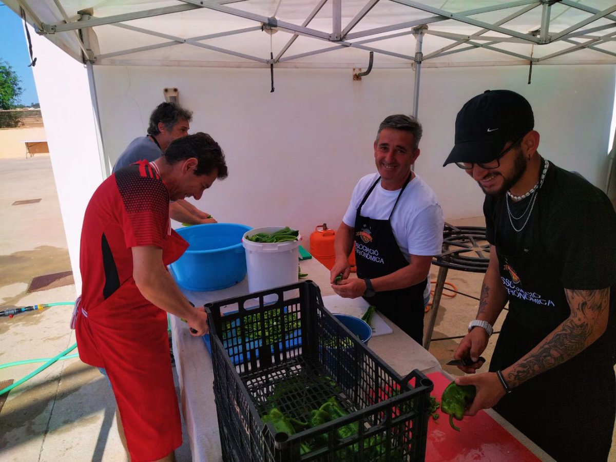 sdformentera's tweet photo. Preparació de la paella 😋😋😋 que compartirem al final del partit tots els socis i seguidors de l'equip. 

Visca el Formentera! https://t.co/HL0U9w8v9O