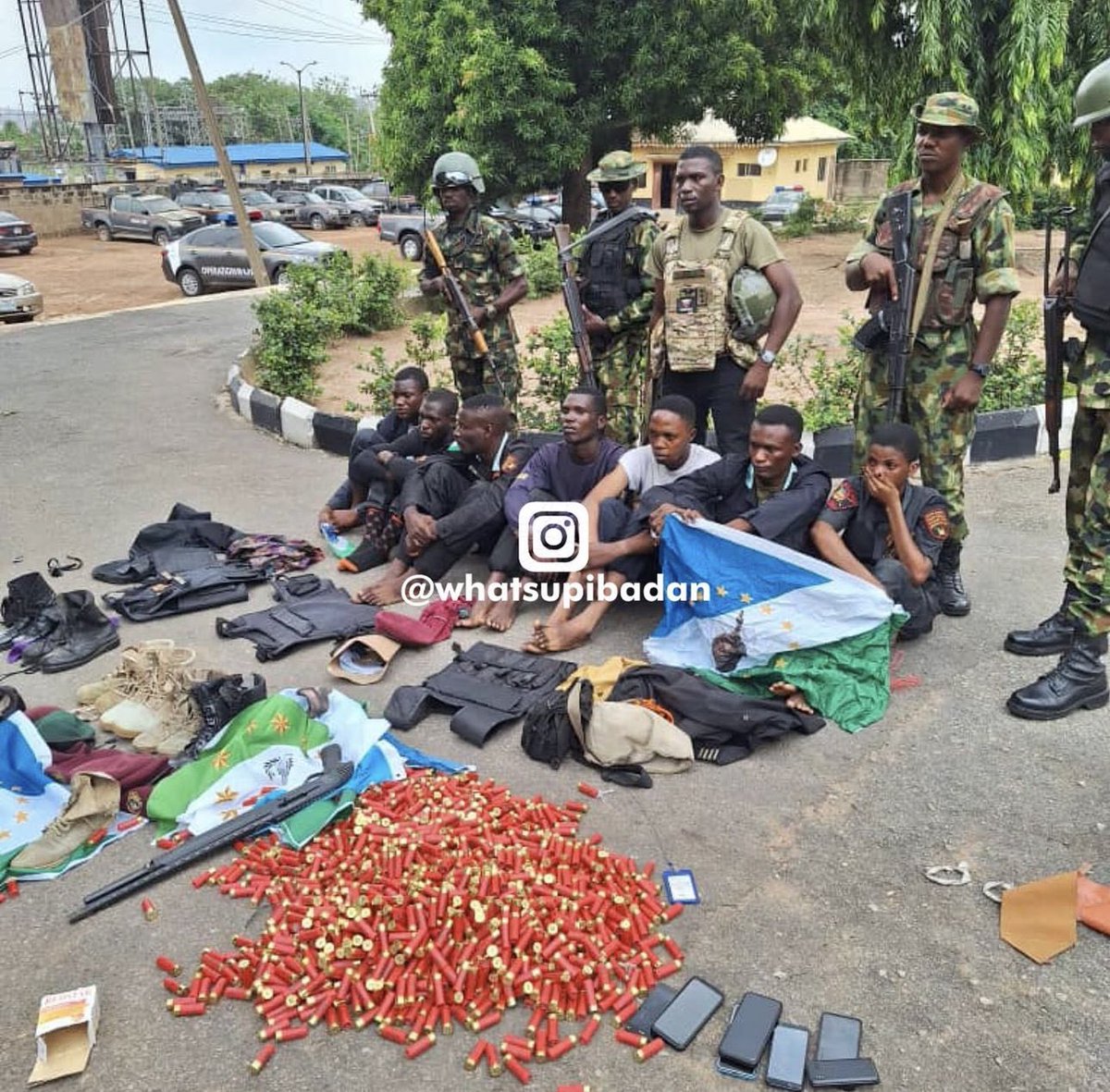 dammiedammie35's tweet photo. So some individuals dressed like military men,  claims to be “Yoruba nation Agitators” planned to overtake the Oyo state Government Secretariat yesterday in Ibadan and was faced in a live gun exchange in the middle of the day with both the Police and the Military men and were later apprehended.