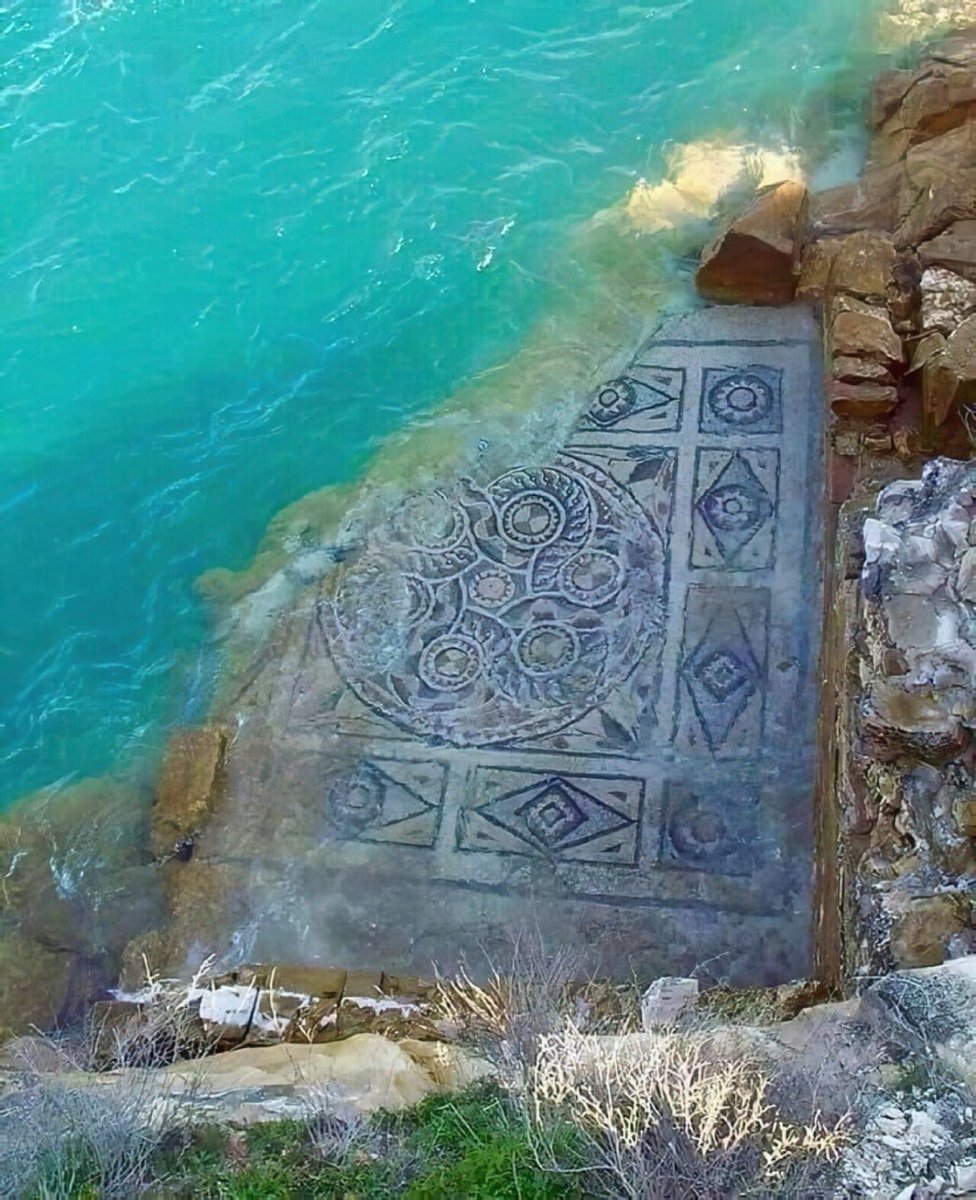 Un antiguo mosaico romano de Zeugma bañado por las aguas del río Éufrates.