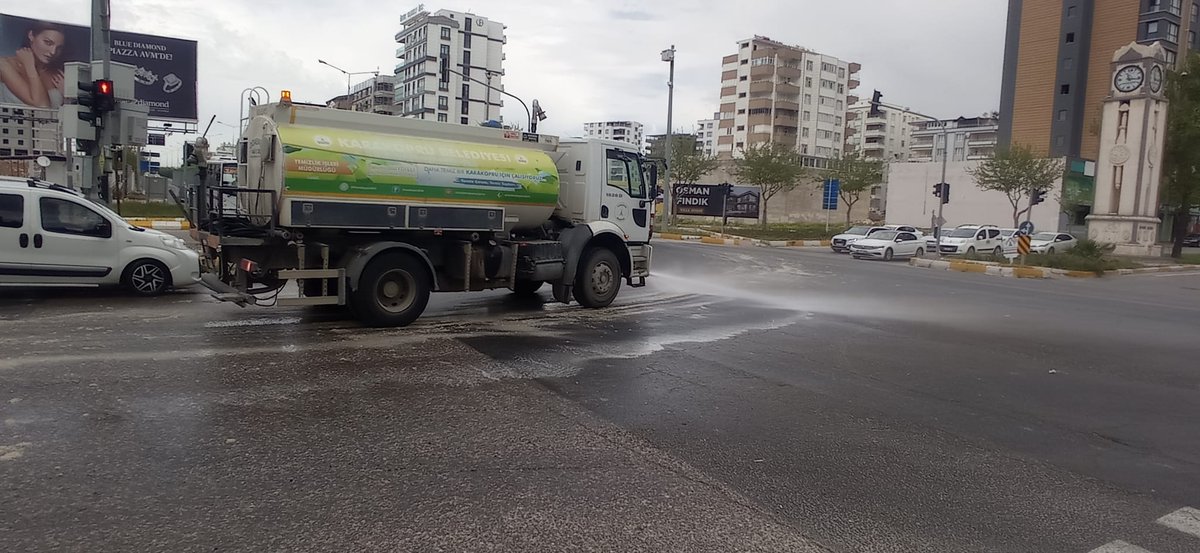 Karakoprubel's tweet photo. Temizlik İşleri ekiplerimiz hafta sonu mesaisinde, ilçemiz genelinde yaptığı rutin temizlik çalışmalarının yanı sıra yola dökülen betonları kurumadan temizleyip araçlara zarar vermesinin önüne geçiyor. 

@nihatcftc https://t.co/JCJWAhlh19
