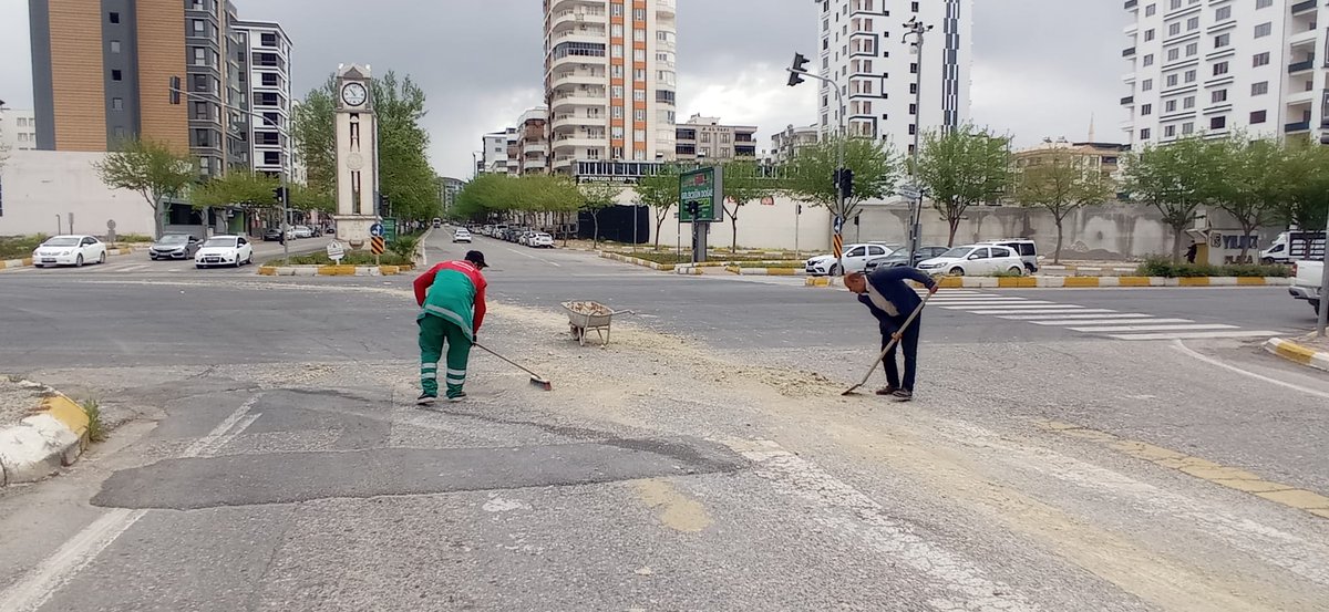 Karakoprubel's tweet photo. Temizlik İşleri ekiplerimiz hafta sonu mesaisinde, ilçemiz genelinde yaptığı rutin temizlik çalışmalarının yanı sıra yola dökülen betonları kurumadan temizleyip araçlara zarar vermesinin önüne geçiyor. 

@nihatcftc https://t.co/JCJWAhlh19