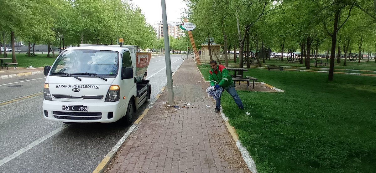 Karakoprubel's tweet photo. Temizlik İşleri ekiplerimiz hafta sonu mesaisinde, ilçemiz genelinde yaptığı rutin temizlik çalışmalarının yanı sıra yola dökülen betonları kurumadan temizleyip araçlara zarar vermesinin önüne geçiyor. 

@nihatcftc https://t.co/JCJWAhlh19