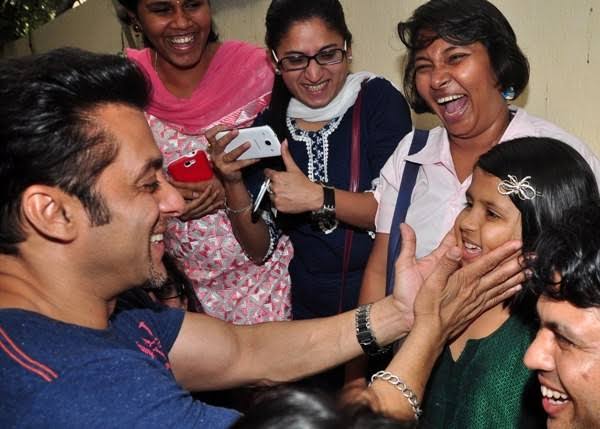 Apna_Bollywood's tweet photo. WE STAND WITH SALMAN KHAN https://t.co/HHzNI7OGld