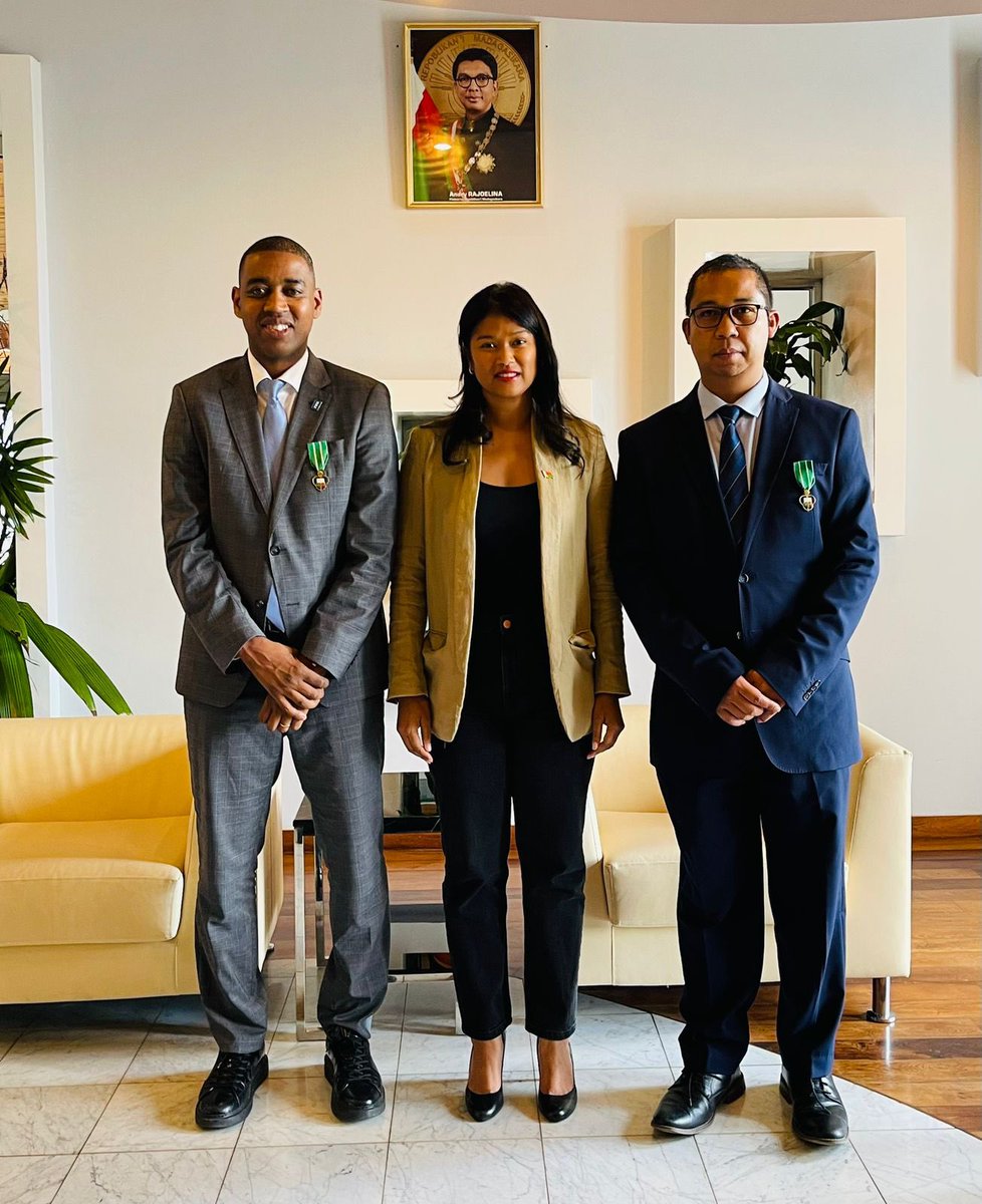 Un moment de rencontre déterminant avec @GelsonFernandes Directeur Afrique de la @FIFAcom, dans le cadre de la coopération pour le #football à #Madagascar. La FIFA reconnaît l’engagement fort et continu du Président @SE_Rajoelina et elle prête à apporter davantage son soutien.